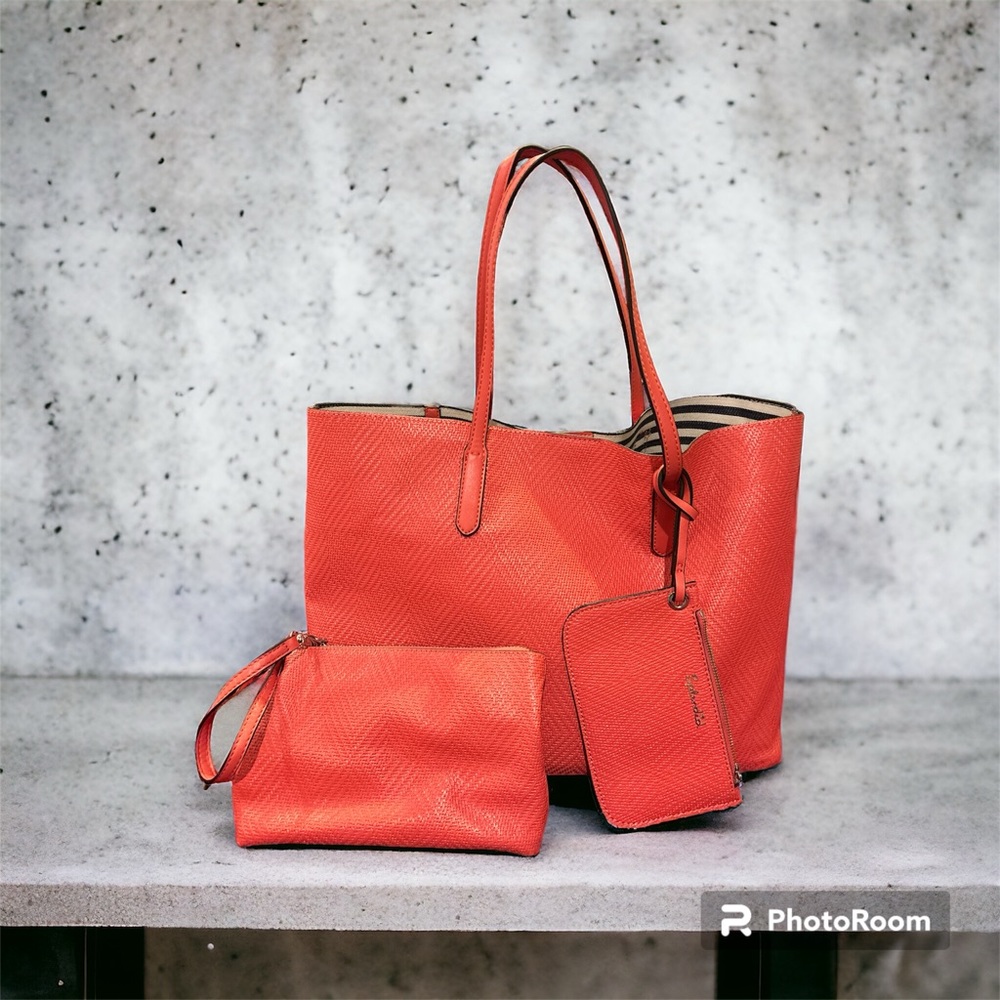 Splendid Textured tote w/2 wristlets detachable. WILL SELL TOGETHER OR SEPERATE